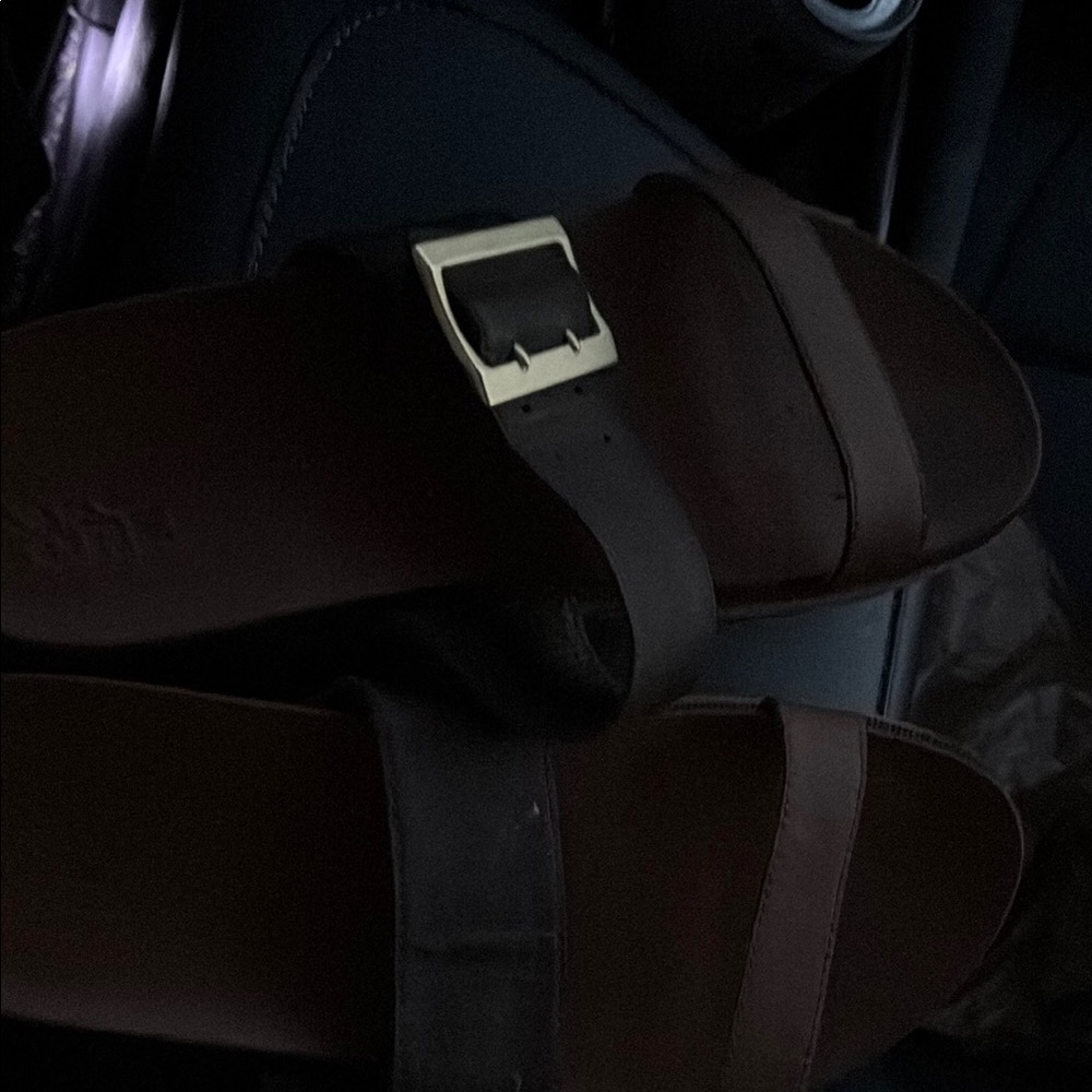 Women’s sandals, haven’t been worn a lot. There are cat claw wholes
